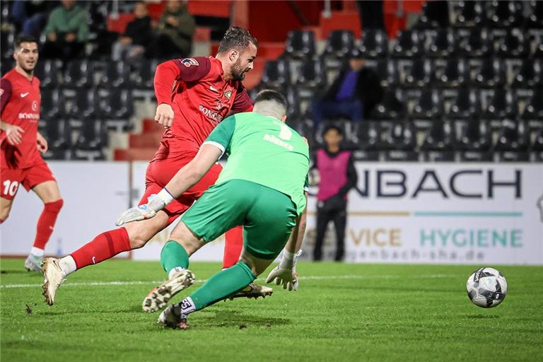 Spitzelt erst dem Gegner den Ball vom Fuß, lässt sich dann nicht mehr aufhalten und trifft zum 1:0: Fabian Eisele. Foto: Alexander Becher