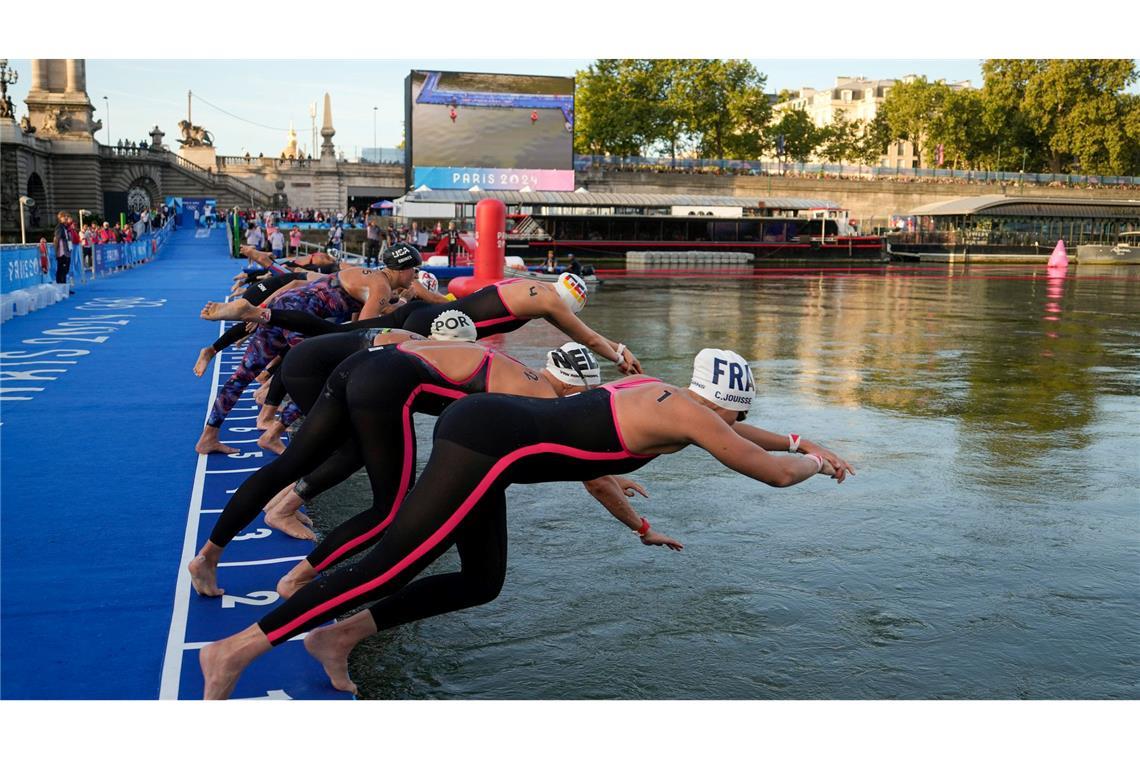 Sprung in die Seine: die Freiwasserschweimmerinen starten zum Wettebwerb über 10 km bei Olympia.