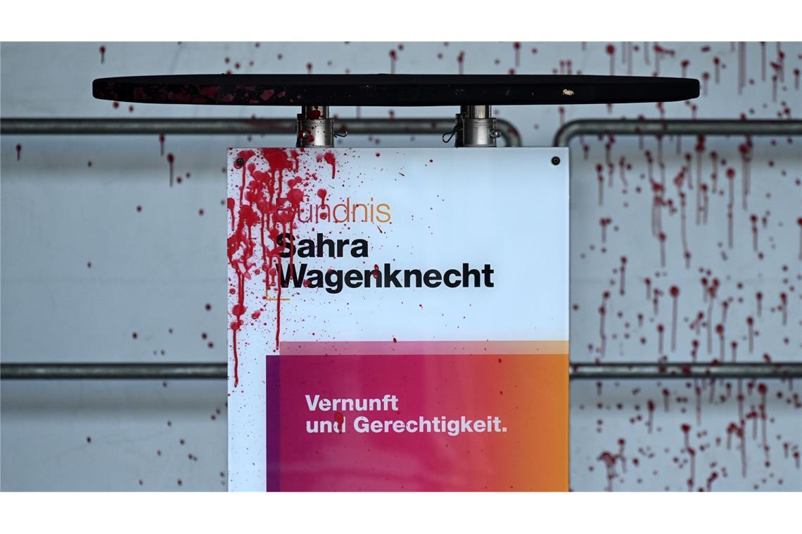 Spuren roter Farbe am Rednerpult bei einer Wahlkampf-Veranstaltung des Bündnis Sahra Wagenknecht (BSW) auf dem Domplatz in Erfurt.