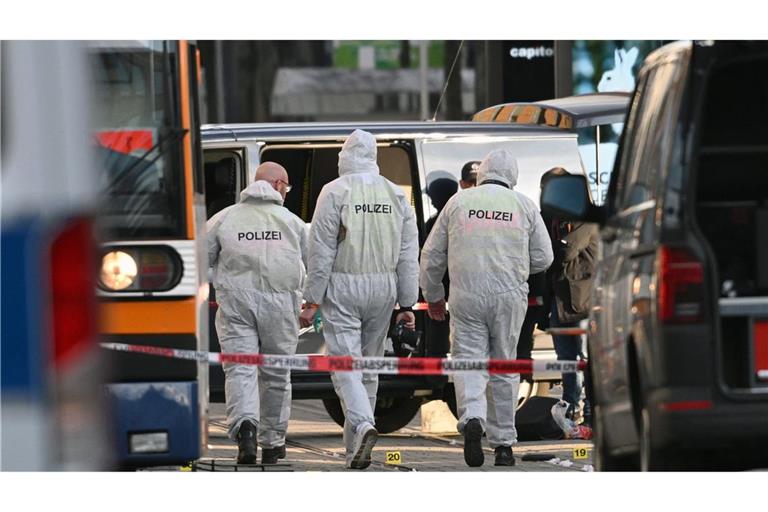 Spurensicherer untersuchen am Montag in Mannheim den Ort, an dem mutmaßlich ein deutscher Staatsbürger mit einem Auto in eine Menschenmenge gefahren ist.