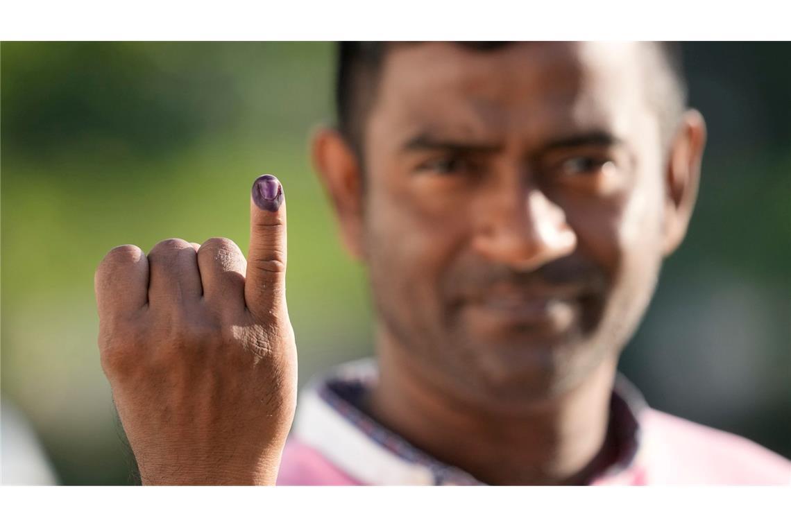 Sri Lanka wählt einen neuen Präsidenten. Wer Farbe am Finger hat, war schon wählen.