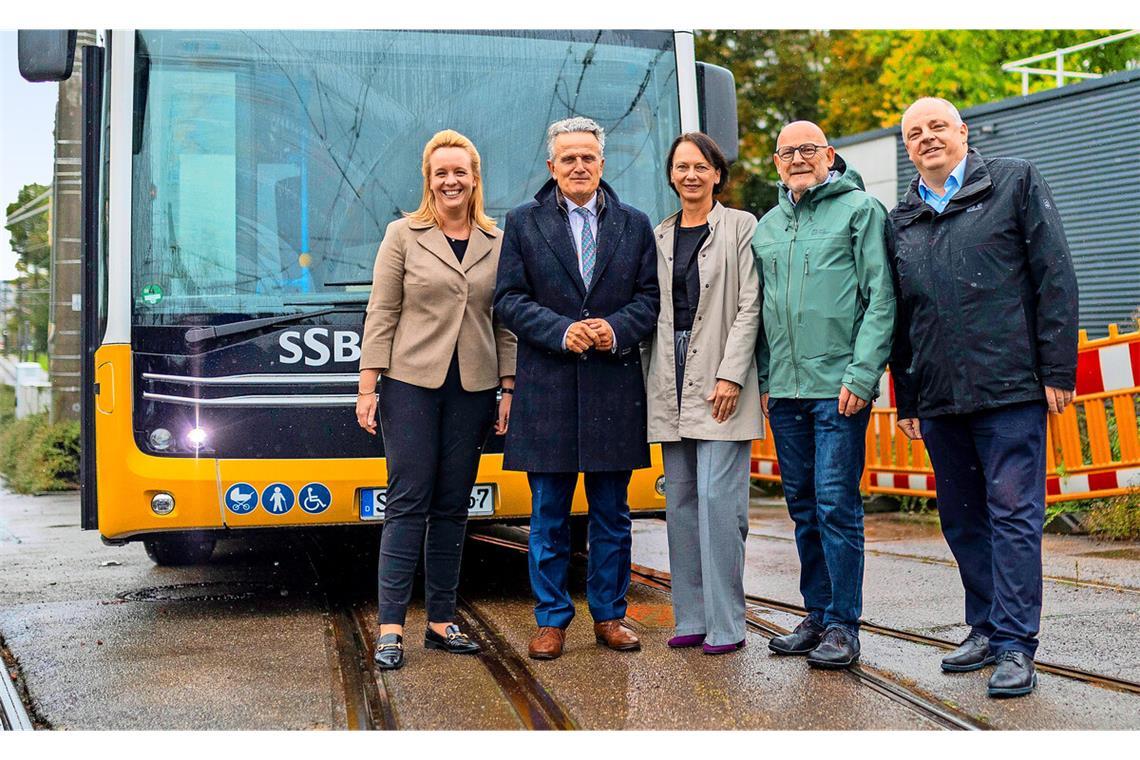 SSB-Vorstand Annette Schwarz, OB Frank Nopper, Regierungspräsidentin Susanne Bay, Verkehrsminister Winfried Hermann und SSB-Vorstand Thomas Moser (von links) vor der Trafostation mit einem Elektrolinienbus