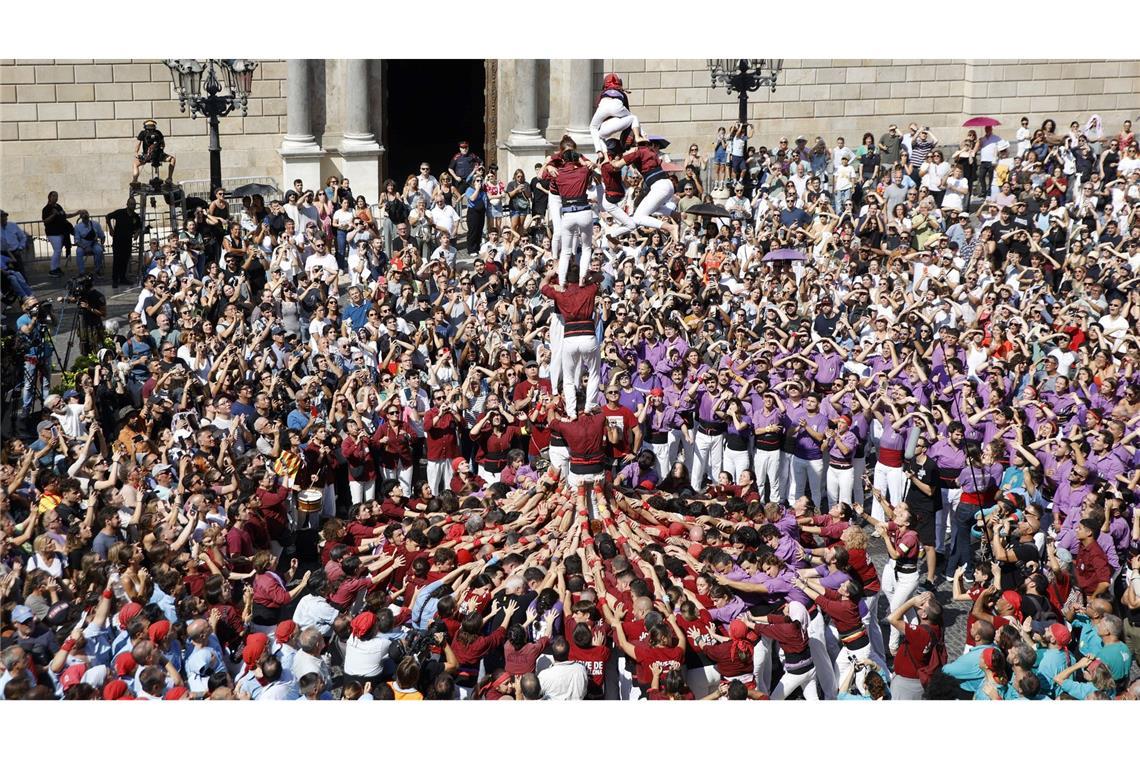 Stadtfest in Barcelona: die Teilnehmer der Diada Castellera feiern vor dem Rathaus während des Stadtfests La Mercè teil, das jedes Jahr am 24. September zu Ehren der Schutzpatronin Mercè gefeiert wird.