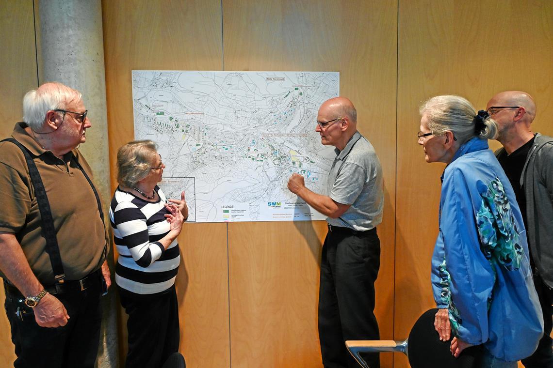 Stadtwerke-Geschäftsführer Rainer Braulik (Mitte) zeigt (von links) Claus Bonner, Gertrud Gehring, Ansgard Bachmann und Matthias Schuh auf einem Stadtplan von Murrhardt, wo die Nahwärmeleitungen weitergebaut werden. Foto: Elisabeth Klaper