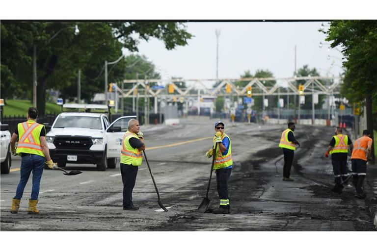 Städtische Mitarbeiter beseitigen in Toronto  Trümmer, nachdem starker Regen zu Überschwemmungen geführt hat.