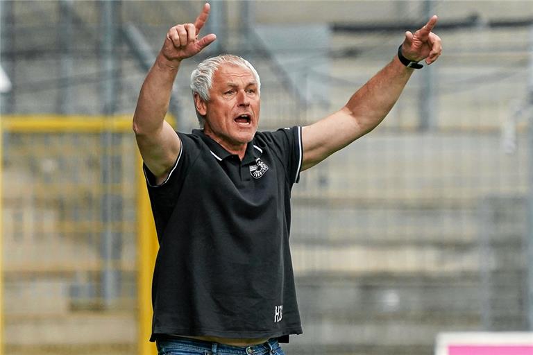 Stand einst bereits dreimal bei den Offenbacher Kickers als Dirigent an der Seitenlinie: Aspachs Trainer Hans-Jürgen Boysen. Foto: O. Zimmermann