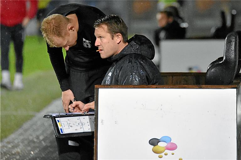 Standen und saßen gestern Abend im wahrsten Sinne des Wortes im Regen: Coach Steffen Weiß (links) und Co-Trainer Marcus Lauer. Die Heimpleite gegen Koblenz kostete den Chef den Job. Nun rückt der bisherige Assistent vorläufig vom zweiten ins erste Glied vor. Foto: T. Sellmaier