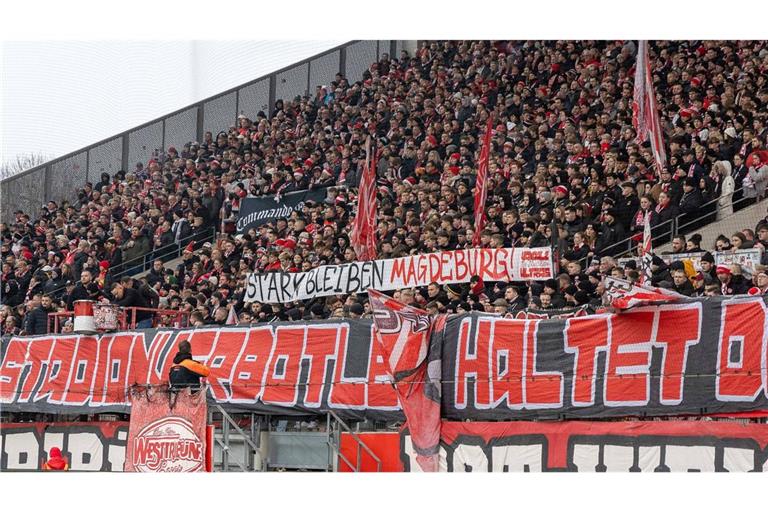 „Stark bleiben Magdeburg“, stand auf einem Spruchband der Essener Fans.