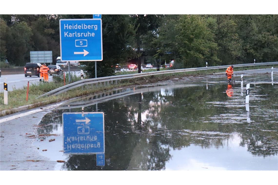 Starkregen führte zu überschwemmten Straßen.