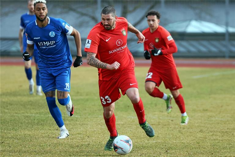 Startet heute mit Großaspach das Unternehmen Nichtabstieg: Sascha Mölders (am Ball). Foto: R. Rudel