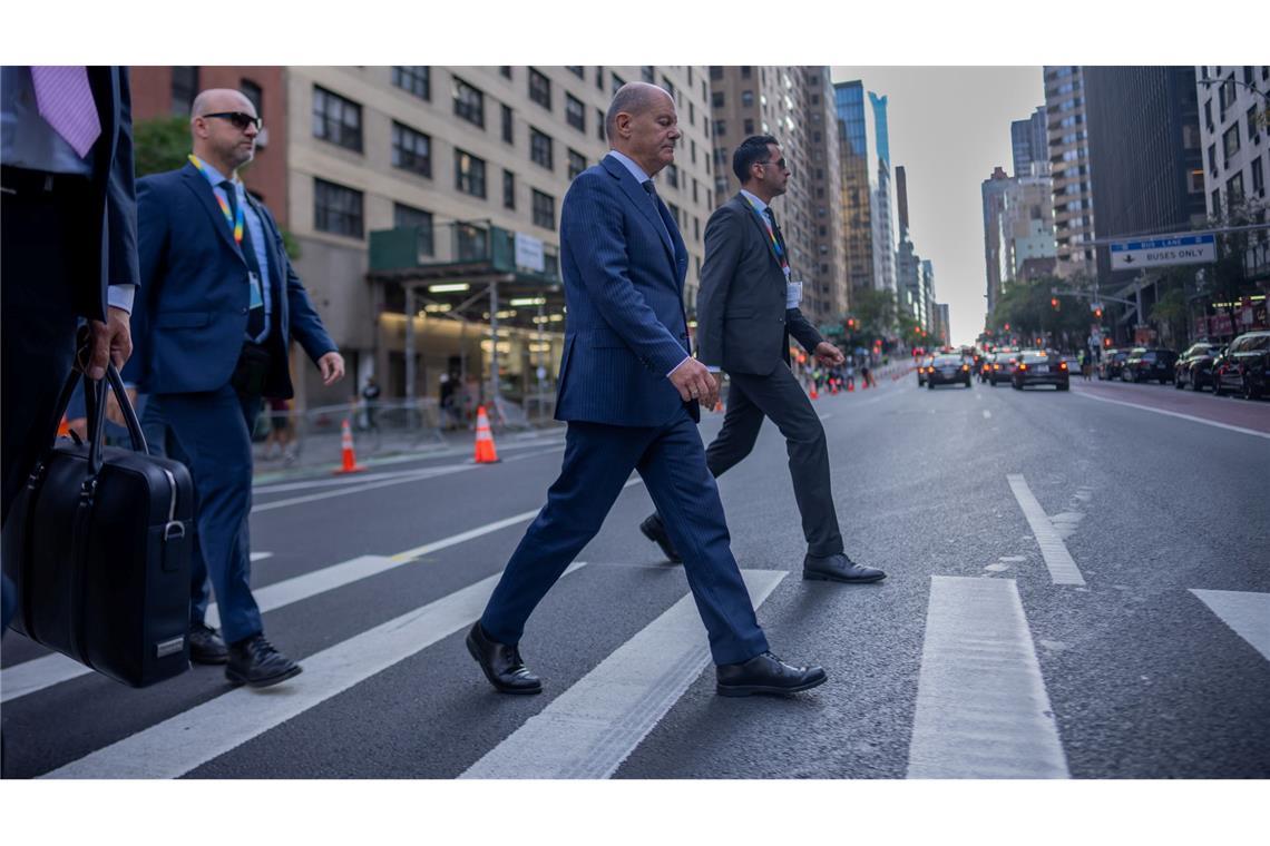 Statt in London geht Kanzler Olaf Scholz hier in Manhattan über den Zebrastreifen.