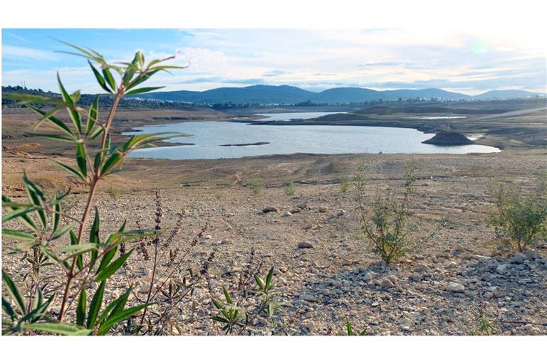 Staudamm Mumcular: Der einst stattliche Stausee ist nur noch ein Schatten seiner selbst. Zusammengeschrumpft liegt er inmitten vertrockneter und aufgerissener Erde im Osten des türkischen Urlaubsorts Bodrum.