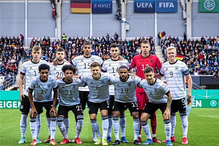 Steht bereit, im Aspacher Fautenhau den nächsten Schritt in Richtung Europameisterschaft zu machen: Die U21 des DFB um Kapitän Jonny Burkardt (hinten rechts). Foto: DFB/T. Böcker