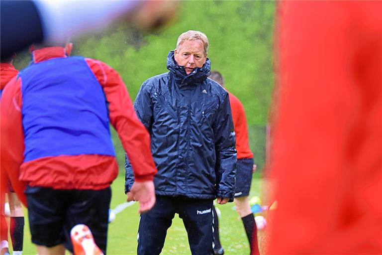 Steht seit 55 Jahren als Spieler und Trainer auf dem Platz: Roland Stampfl. Die Lust am Fußball hat er bis heute nicht verloren. Foto: Tobias Sellmaier