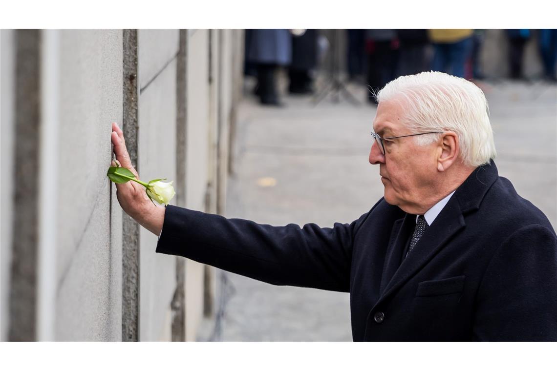 Steinmeier setzt Gedenkrose an der Berliner Mauer – 35 Jahre nach dem Mauerfall