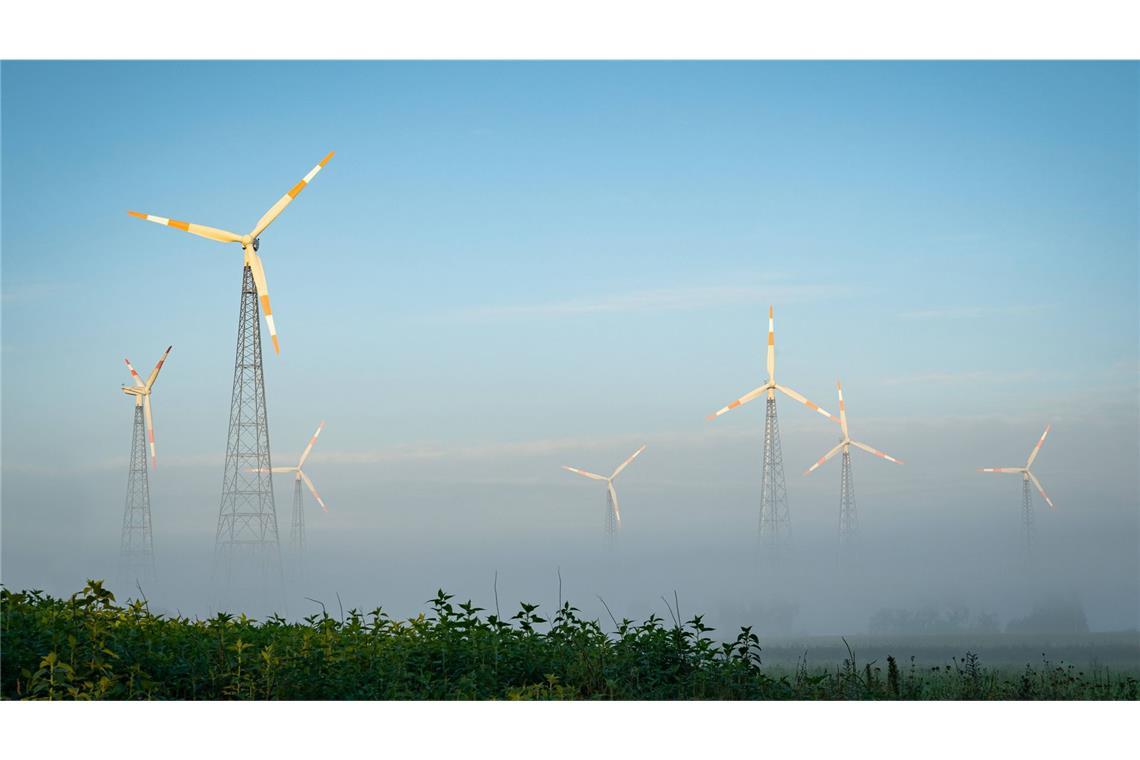 Stillstehende Windräder im Morgennebel.