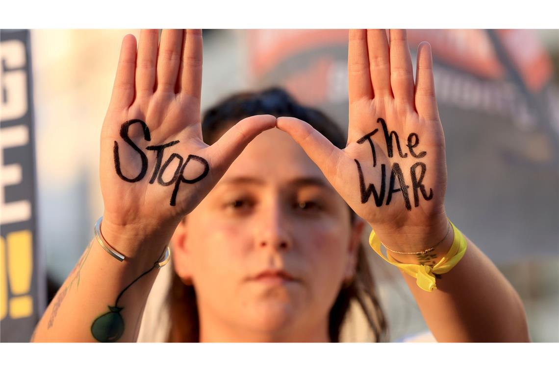 Stop the war. Eine Frau zeigt bei einem Protest in Israel ihre Meinung.