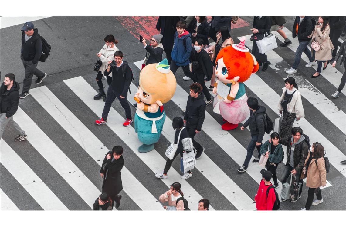 Straßenkreuzung im Tokioter Stadtteil Shibuya. Japan hat viele Kuriositäten zu bieten. Eine davon ist, dass man einen Mann zum Nichtstun mieten kann. (Symbolfoto)