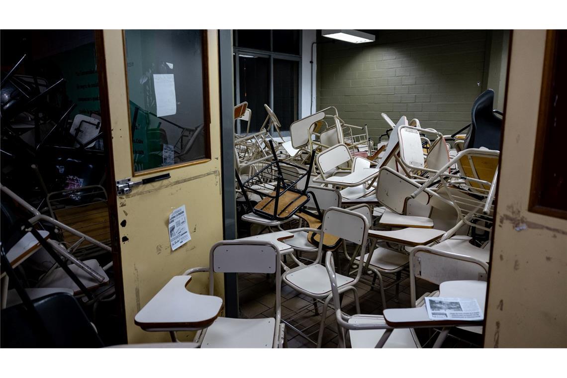 Stühle sind in einem Flur der Fakultät für Philosophie und Geisteswissenschaften aufgestapelt während eines Protests gegen die Kürzungen der Mittel für das Hochschulsystem.