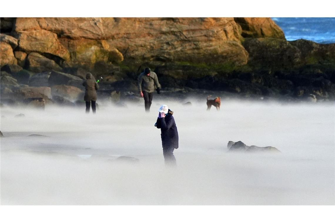 Stürmisch ist es am Strand von Tynemouth Longsands an der Nordostküste Englands.