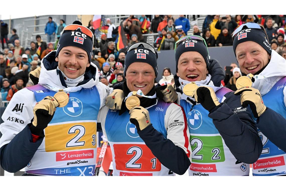 Sturla Holm Laegreid (l), Endre Stroemsheim (daneben) und Johannes Thingnes Bö (r) stehen zusammen im letzten Rennen auf dem Treppchen.