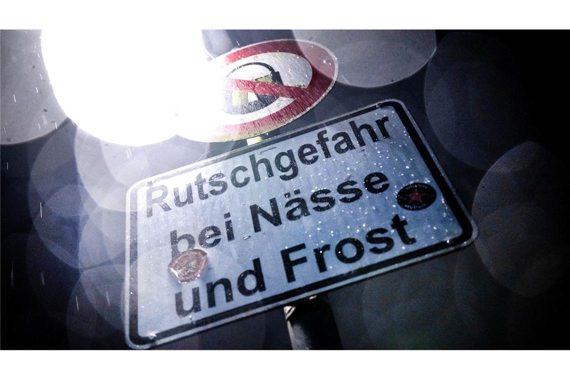 Sturmböen und Schnee erwartet der Deutsche Wetterdienst an diesem Dienstag in Teilen Deutschlands.