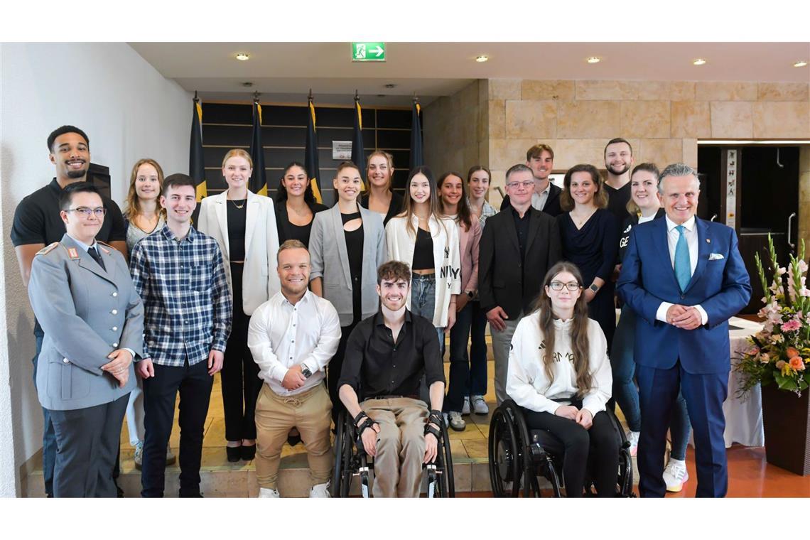 Stuttgarter Oberbürgermeister Frank Nopper (re.) mit Teilnehmerinnen und Teilnehmern der Olympischen Spiele und der Paralympics.