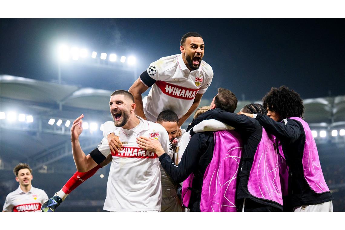 Stuttgarts Josha Vagnoman (oben) und Stuttgarts Jeff Chabot (l) jubeln nach dem Tor von Stuttgarts Führich zum 3:1 gegen die Young Boys Bern mit der Mannschaft.