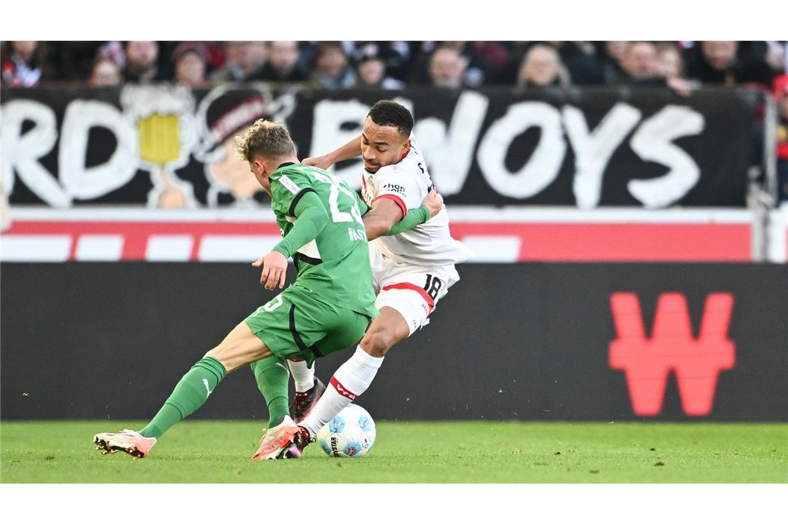 Stuttgarts Nationalspieler Jamie Leweling (r) versuchte viel, hier im Zweikampf mit Gladbachs Robin Hack.