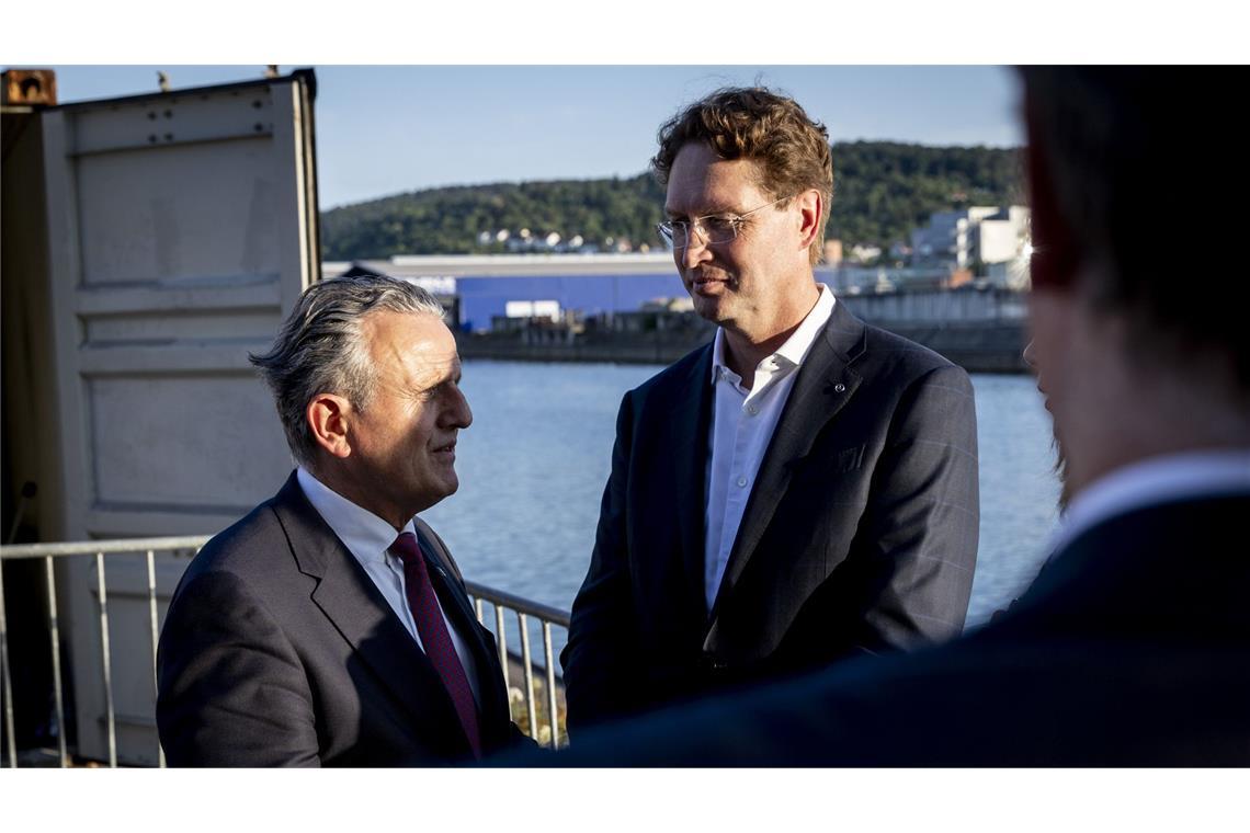 Stuttgarts Oberbürgermeister Frank Nopper (li.) im Gespräch mit Mercedes-Chef Ola Källenius.