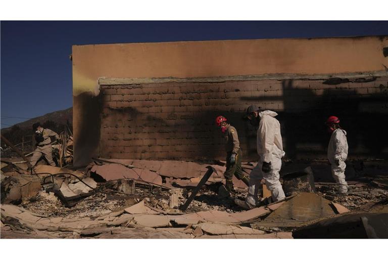 Such- und Rettungskräfte graben sich in Los Angeles durch die Trümmer, die das „Eaton-Feuer“ hinterlassen hat.