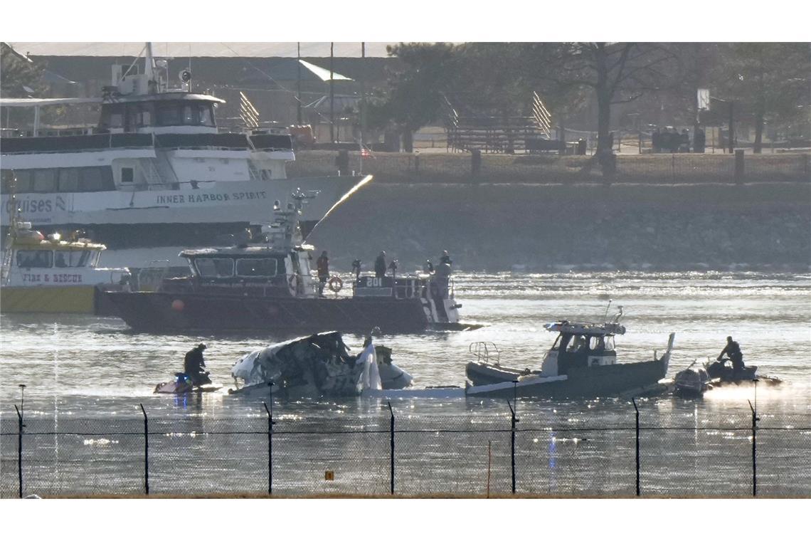 Such- und Rettungsmaßnahmen sind am frühen Donnerstagmorgen rund um ein Flugzeugwrack im Potomac River vom Ronald Reagan Washington.