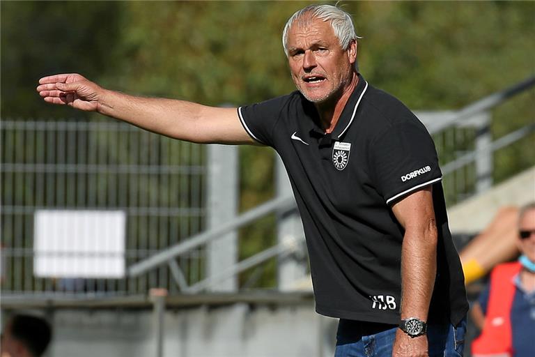 Sucht mit seiner Mannschaft nach fünf Spieltagen noch nach dem richtigen Kurs: Großaspachs Trainer Hans-Jürgen Boysen. Foto: A. Becher