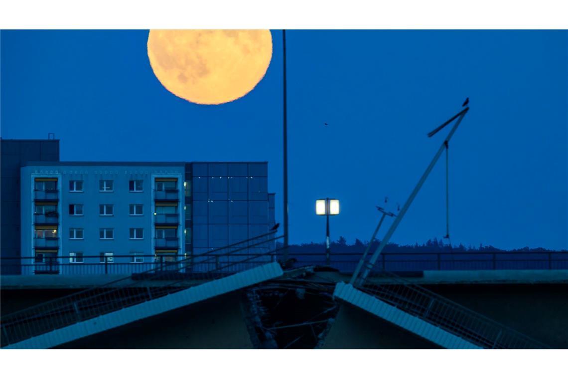 Supermond über der teilweise eingestürzten Carolabrücke in Dresden