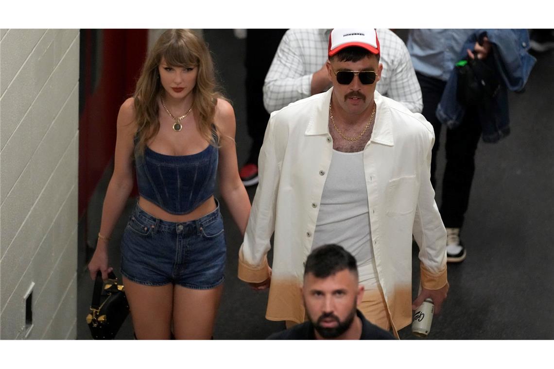 Superstars Hand in Hand: Taylor Swift hält Händchen mit Travis Kelces nach dem NFL-Footballspiel zwischen den Chiefs und den Baltimore Ravens. Swift erschien im Arrowhead Stadium in Kansas City, um ihren Freund Travis Kelce anzufeuern.