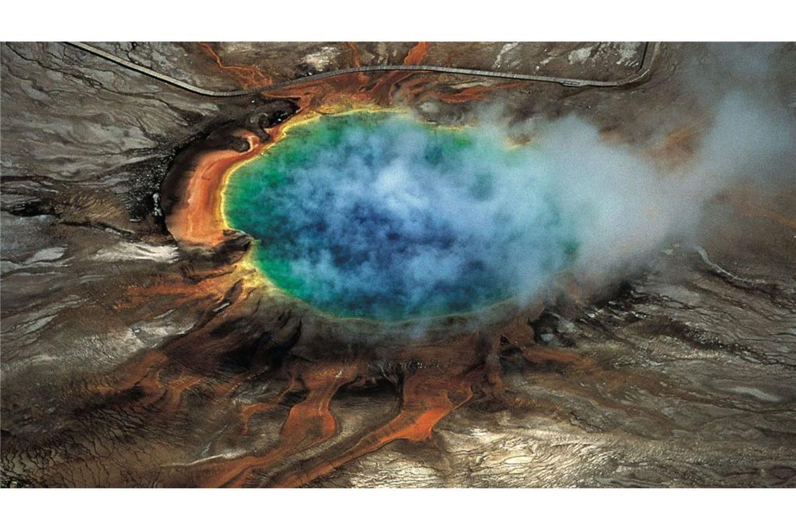 SUPERVULKAN: Unter dem knapp 9000 Quadratkilometer großen Yellowstone-Nationalpark im US-Bundesstaat Wyoming schlummert eine gigantische Zeitbombe. Ein Supervulkan. In den vergangenen zwei Millionen Jahren gab es neben zahlreichen kleineren Ausbrüchen drei Mega-Eruptionen, die letzte vor rund 640 000 Jahren. Ein derartiges Inferno könnte die menschliche Zivilisation in eine Katastrophe stürzen. Ascheregen und Lava-Lawinen unvorstellbaren Ausmaßes würden die gesamte Infrastruktur Nordamerikas lahmlegen und weltweit zum vulkanischen Winter führen. Die Folgen wären eine dramatische Abkühlung des Klimas, ein Massensterben von Pflanzen und Tieren sowie eine globale Hungersnot. Weltweit gibt es rund 18 Supervulkane mit einer Magmakammer, die mehr als 1000 Kubikkilometer Asche und Lava in die Atmosphäre schleudern kann. Der letzte Ausbruch ereignete sich im Gebiet des neuseeländischen Tauposees vor 23 000 Jahren. Fazit Supervulkan: Der Untergangsfaktor ist gering. Dass ein Supervulkan in die Luft fliegen wird, ist unstrittig. Dies wird aber nicht in den nächsten Jahrzehnten geschehen, sondern in geologisch naher Zukunft – innerhalb der nächsten Jahrtausende. Fürs Erste kann die Menschheit also aufatmen.