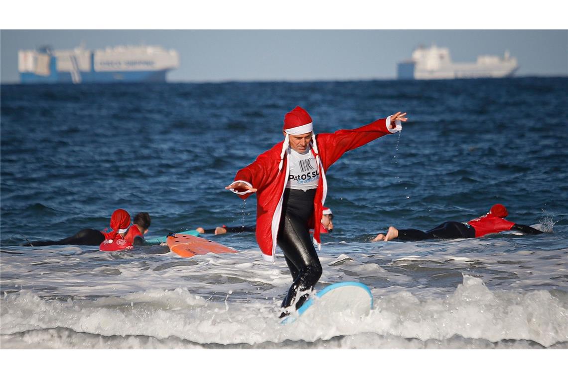 Surfen geht auch in der Weihnachtszeit - so wie hier am Strand von Patos im spanischen Galicien.