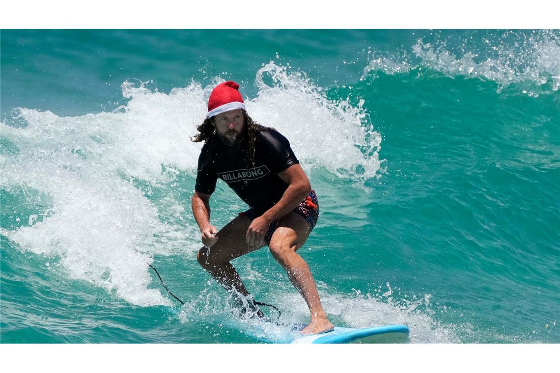 Surfende Santas gehören in Australien zu Weihnachten dazu. (Archivbild)