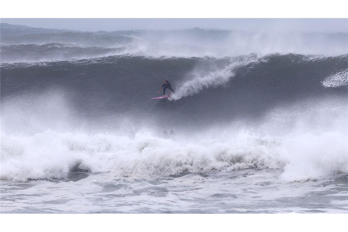 Surfer waren begeistert von den Monsterwellen, die schon vor der Ankunft von "Alfred" auf die Küsten zurollten.