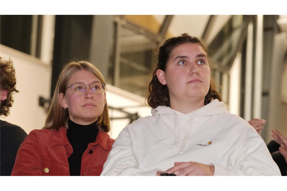 Svenja Appuhn (l) und Katharina Stolla (r) haben den Grünen den Rücken gekehrt und wollen jetzt mit einer neuen Bewegung linke Politik voranbringen. (Archivfoto)