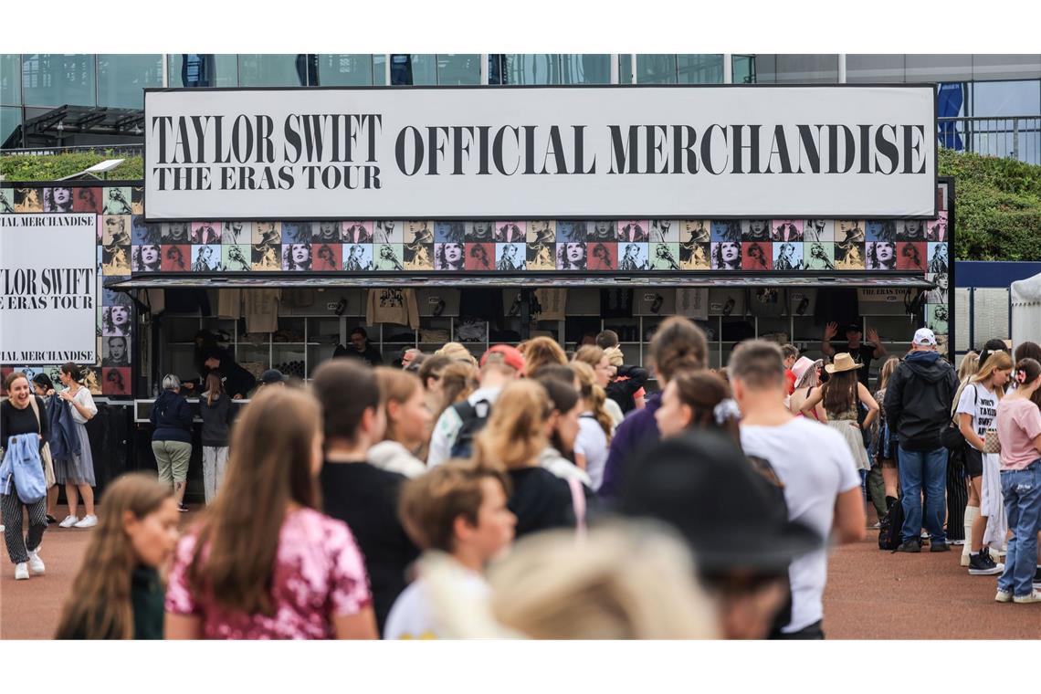 Swift-Fans: Zahlreiche Fans warten vor einem Stand mit Fan-Artikeln vor dem ersten Deutschland-Konzert der Sängerin Taylor Swift in Gelsenkirchen