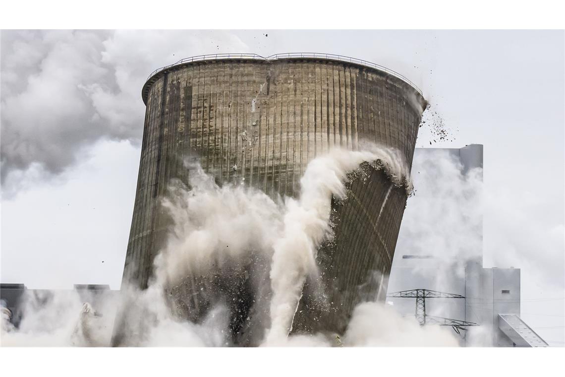 Symbol der Energiegeschichte: Kühlturm des stillgelegten Kraftwerks Boxberg II gesprengt