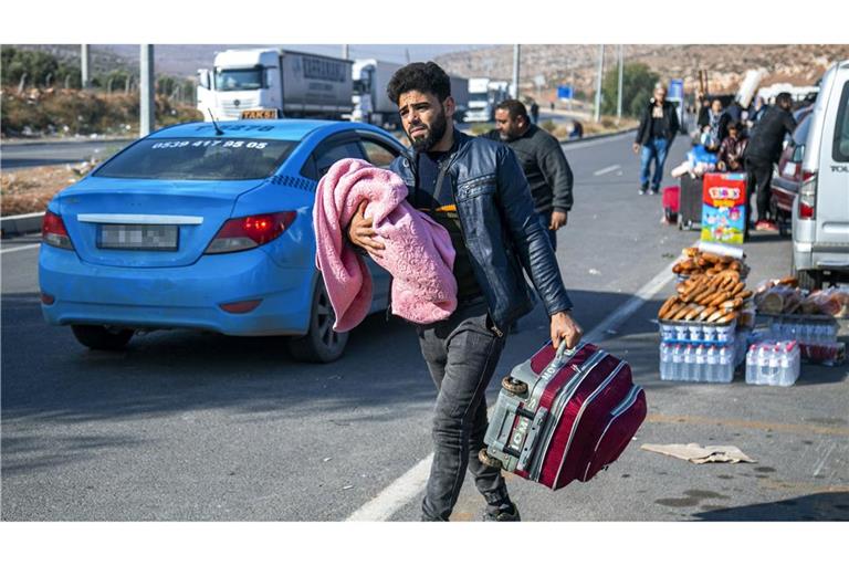 Syrer kommen am Cilvegozu-Grenzübergang in der Nähe der südtürkischen Stadt Antakya an, um von der Türkei nach Syrien zu gelangen.