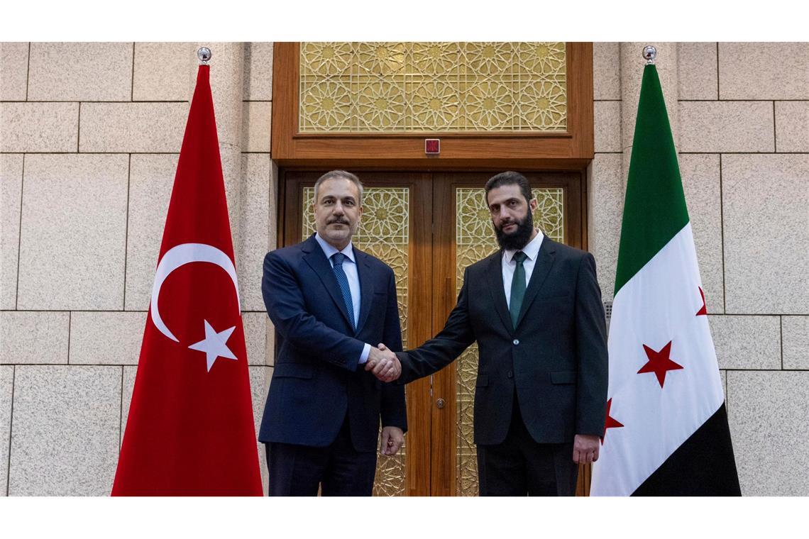 Syriens Islamistenführer Ahmed al-Scharaa (r.) empfing in Damaskus den türkischen Außenminister Hakan Fidan.