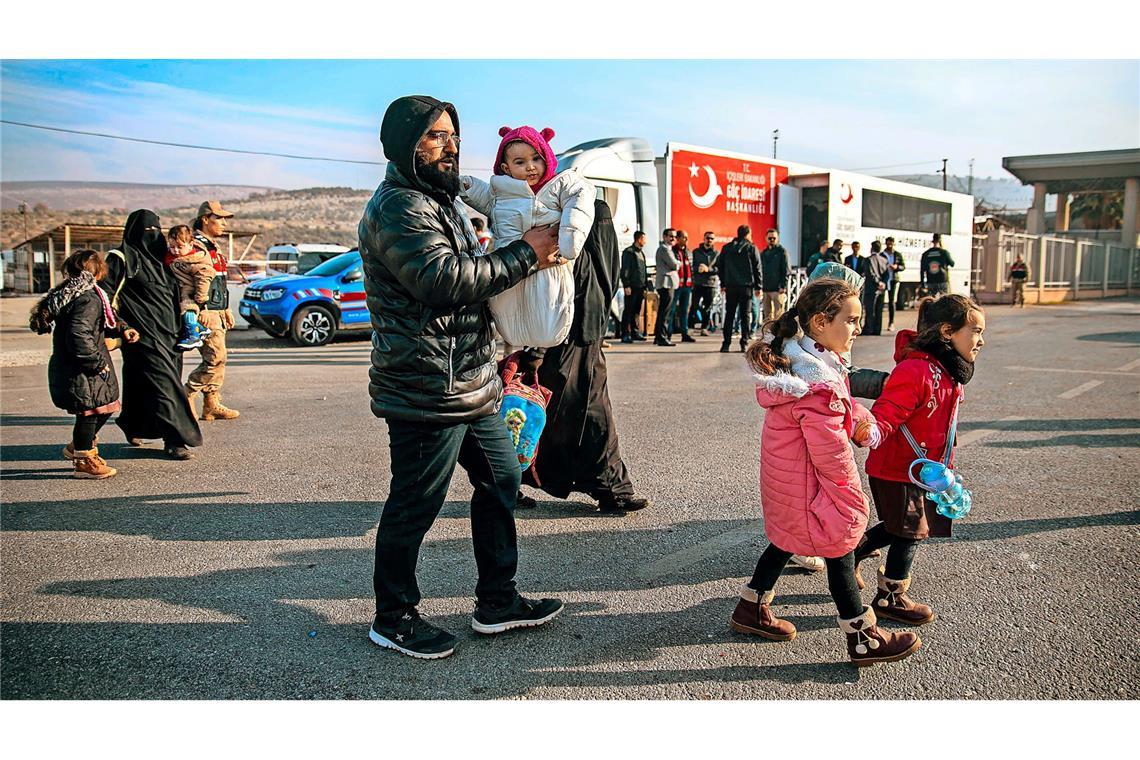 Syrische Familien kommen am Cilvegozu-Grenzübergang in der Nähe der südtürkischen Stadt Antakya an, um von der Türkei nach Syrien zu gelangen.