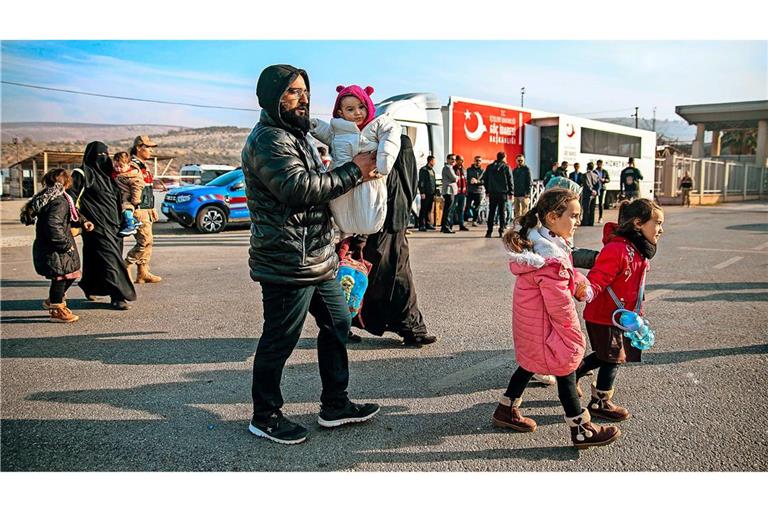 Syrische Familien kommen am Cilvegozu-Grenzübergang in der Nähe der südtürkischen Stadt Antakya an, um von der Türkei nach Syrien zu gelangen.