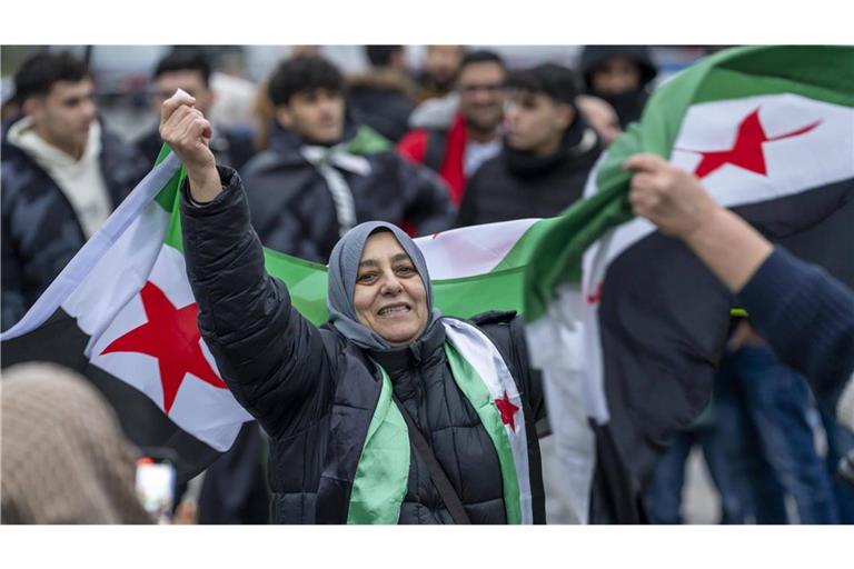 Syrische Frauen feiern das Ende des Assad-Regimes auf dem Vorplatz des Hauptbahnhofs von Duisburg.