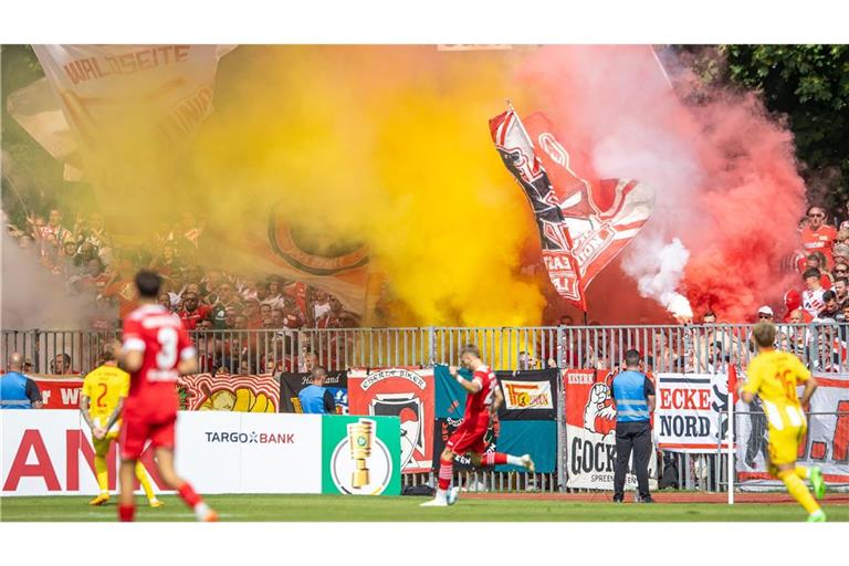 Szenen wie diese beim DFB-Pokalspiel gegen den Greifswalder FC haben Union Berlin jetzt eine hohe Geldstrafe eingebrockt. (Archivbild)