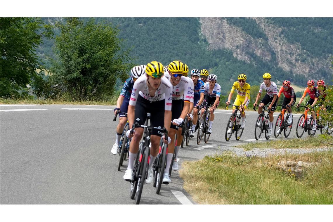 Tadej Pogacar (M) auf der 19. Etappe der 111. Tour de France.