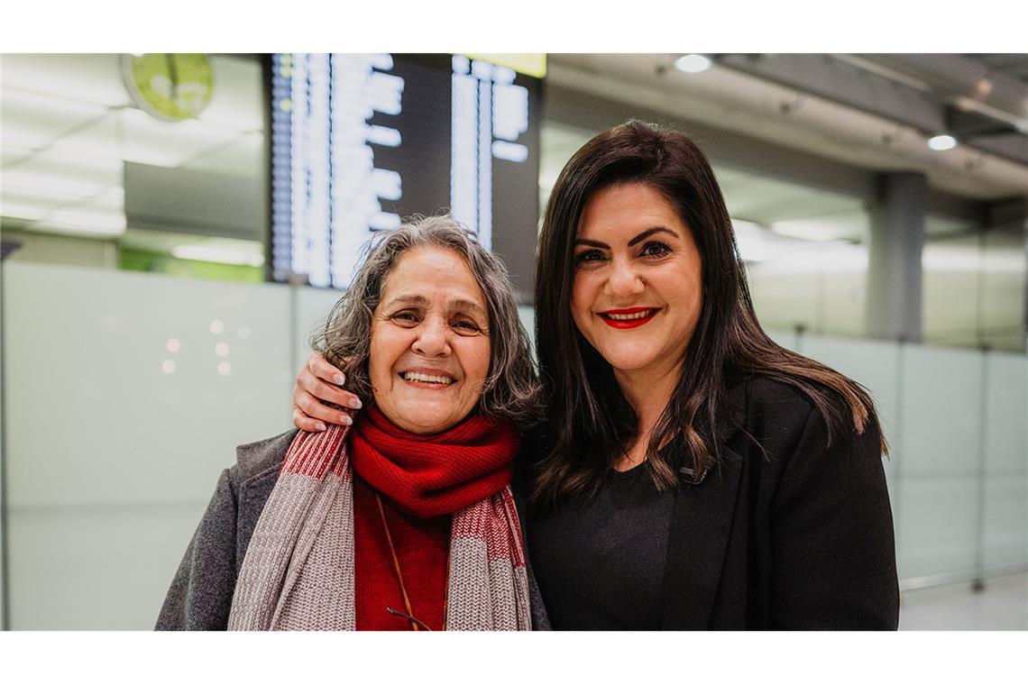 Taghavi wurde von ihrer Tocher Mariam Claren am Köln-Bonner-Flughafen empfangen.